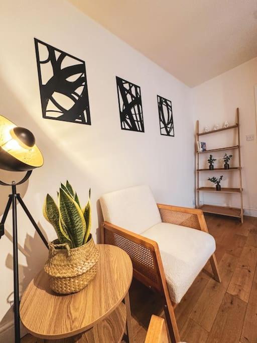 Bright & Spacious Split Level Flat In Kennington Londra Dış mekan fotoğraf